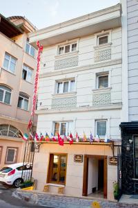 un edificio con banderas en la parte delantera en Kumluk Konak Hotel, en Estambul