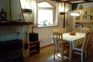 een keuken met een tafel en stoelen en een raam bij Chalet Siësta is rust & natuur in Durbuy - Barvaux-sur-Ourthe in Durbuy