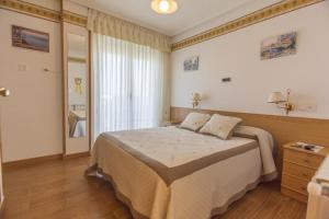 um quarto com uma cama grande e uma janela em Hotel La Casa Del Abuelo em Tapia de Casariego