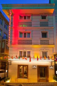 un edificio con banderas a un lado. en Kumluk Konak Hotel, en Estambul