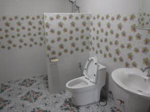 uma casa de banho com um WC e um lavatório em Canachri Resort em Ban Thung Pho