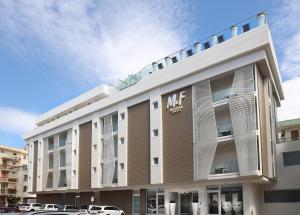 Un grande edificio con un cartello di Mr. Smith di M&F Hotel a Gallipoli