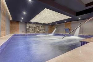 Royalton Antigua, An Autograph Collection All-Inclusive Resort内部或周边的泳池