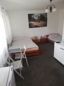 サンドミエシュにあるNoclegi na Kazimierzaのベッドルーム1室(ベッド1台、テーブル、椅子付)