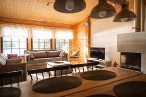 ein Wohnzimmer mit einem Sofa und einem Tisch in der Unterkunft Villa Vahtivuori in Rantasalmi
