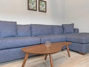 Sofá azul con mesa de centro de madera en A Wave Inn - Montauk en Montauk