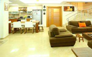 Η κουζίνα ή μικρή κουζίνα στο Paradise Town Villa Premium
