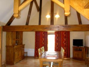 una sala da pranzo con un tavolo e una tv di GITE "La Bournillière" a Vicq-sur-Nahon