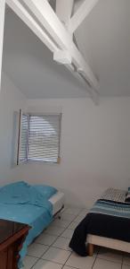 T3 WALIBI في Estillac: غرفة نوم بيضاء بها سرير ونافذة