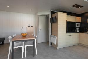 Domaine Chalets Larlapean的厨房或小厨房