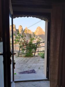 una porta aperta con vista sulle montagne di Casa Contadina a Castelmezzano