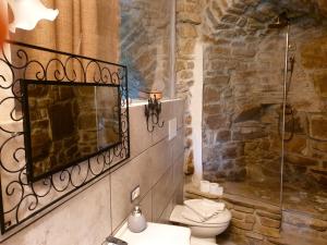 e bagno in pietra con servizi igienici e doccia. di Casa Contadina a Castelmezzano