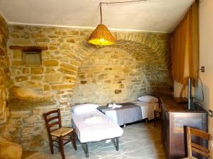 una camera con un letto in una parete in pietra di Casa Contadina a Castelmezzano