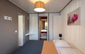 Domaine Chalets Larlapean客房内的一张或多张床位
