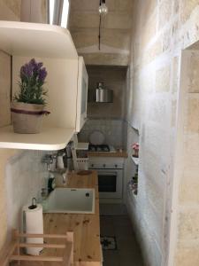 A kitchen or kitchenette at La `Ssuta