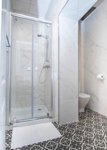 アリカンテにあるCasa Toledo & El Pont Alicante Apartmentsのバスルーム(ガラスドア付きのシャワー付)