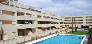 Бассейн в ROQUETAS BEACH HOUSE Apartamento fresco con Piscina или поблизости