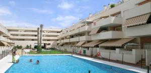 Бассейн в ROQUETAS BEACH HOUSE Apartamento fresco con Piscina или поблизости