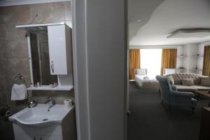 Un baño de TEVETOGLU HOTEL 162 fotos más