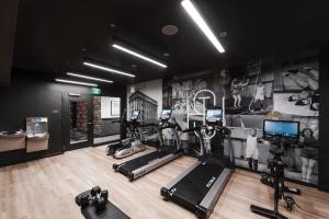 Fitness centrum a/nebo fitness zařízení v ubytování The State Hotel