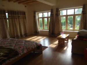 A seating area at Chosdup Guest House
