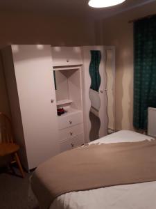 sypialnia z łóżkiem, komodą i szafą w obiekcie 3 MacNean Park w mieście Belcoo