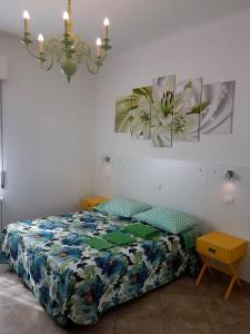 um quarto com uma cama e duas pinturas na parede em Bed And Breakfast Corticella 24 em Bolonha