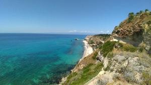 - une vue aérienne sur la plage et l'océan dans l'établissement B&B Casa Alessio, à Santa Domenica