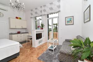 a living room with a couch and a kitchen at Villa Salus, Apartment Maruna in Opatija