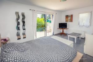 TV a/nebo společenská místnost v ubytování Appartement Océane + 33 fotografií