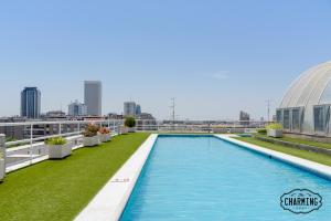 duży basen na dachu budynku w obiekcie Eurobuilding 2 Luxury - Espectaculares Vistas w Madrycie