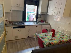 Köök või kööginurk majutusasutuses Ideal Grupos Grandes Barrio Húmedo