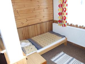 ヤヴォルニークにあるHostinec Na Návsiの小さなベッドルーム(ベッド1台付)