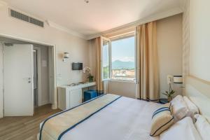 Posteľ alebo postele v izbe v ubytovaní Grand Hotel & Riviera