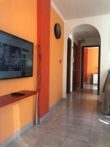 Telewizja i/lub zestaw kina domowego w obiekcie Gallud Apartament