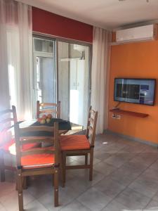 Telewizja i/lub zestaw kina domowego w obiekcie Gallud Apartament