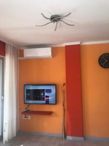 salon z płaskim telewizorem na ścianie w obiekcie Gallud Apartament w mieście Torrevieja