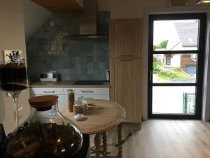 uma cozinha com uma mesa e uma grande janela em Villa Schoon em Geraardsbergen