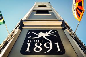 a sign on the side of a building with a crab on it at Ocean Island Inn in Victoria