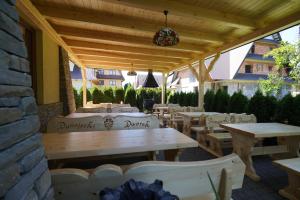 Restauracja lub miejsce do jedzenia w obiekcie Dunajecki Dworek