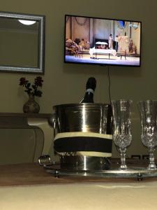 TV a/nebo společenská místnost v ubytování Vogli's House Apartments & Rooms