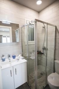 uma casa de banho com um chuveiro, um lavatório e um WC. em Ziva Apartment - 4th floor - Renovated 2019 em Atenas