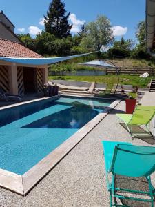 The swimming pool at or close to Hôtel Les Rives D'Allier