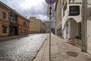 un letrero de la calle al lado de la calle en PARK HOTEL VILNIUS, en Vilna