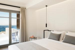 Postel nebo postele na pokoji v ubytování Mykonos Soul Luxury Suites