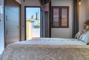 sypialnia z łóżkiem i dużym oknem w obiekcie Alojamiento San Nicolas w mieście Úbeda