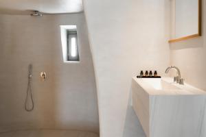 Koupelna v ubytování Mykonos Soul Luxury Suites + 37 fotografií