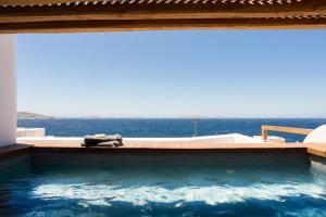 A piscina localizada em Mykonos Soul Luxury Suites ou nos arredores