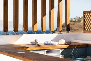 A piscina localizada em Mykonos Soul Luxury Suites ou nos arredores