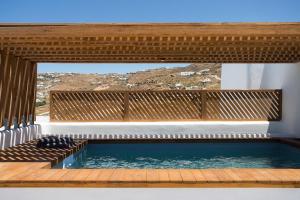 A piscina localizada em Mykonos Soul Luxury Suites ou nos arredores